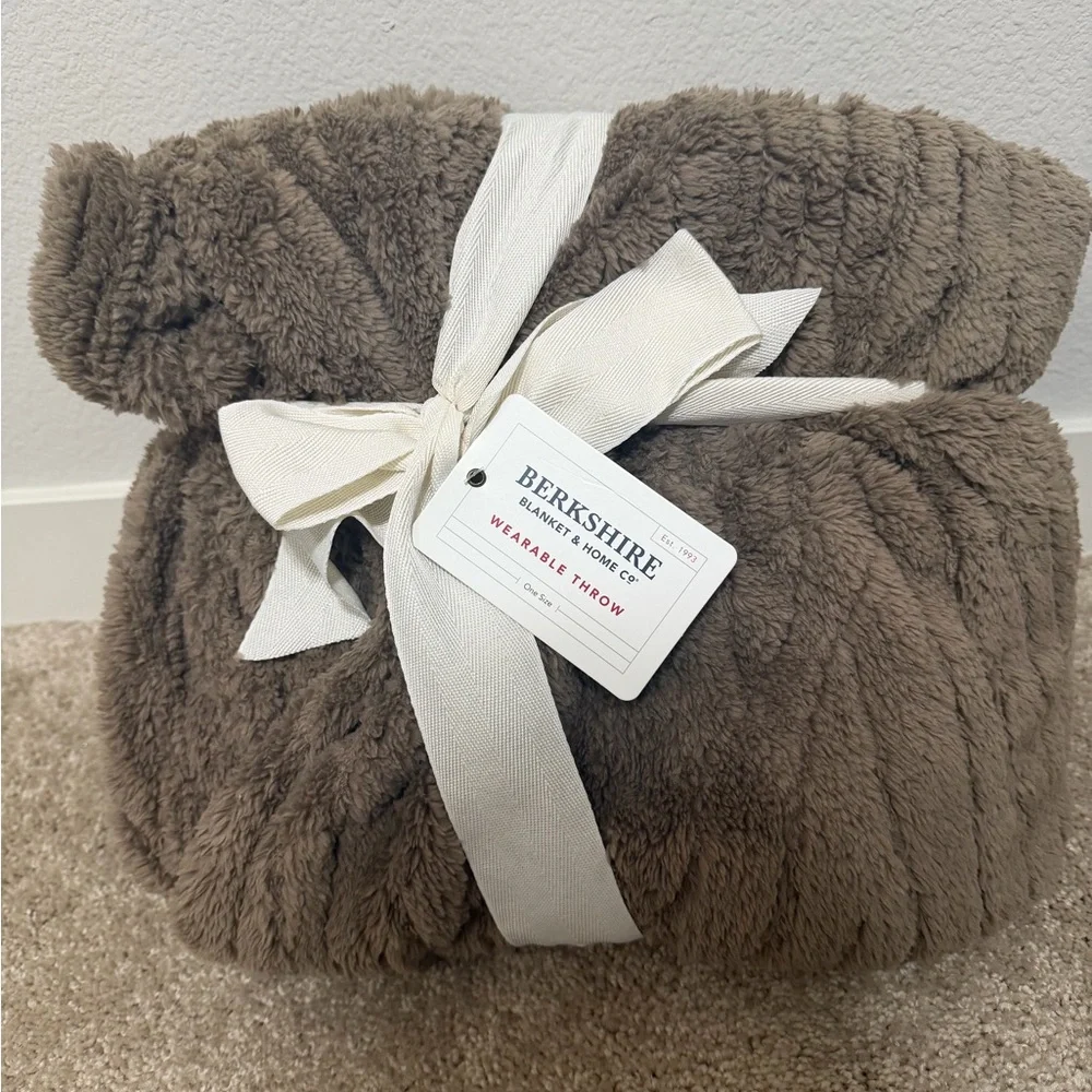 NWT Berkshire Cozy Brown Wearable Throw